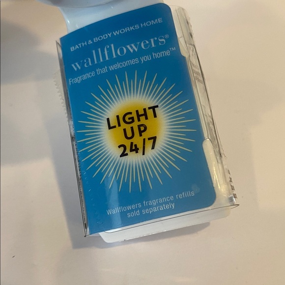 Bath & Body Works Fiber Optic “Fish” Light Up 24/7 Wallflower Plug & Refill - Picture 3 of 11